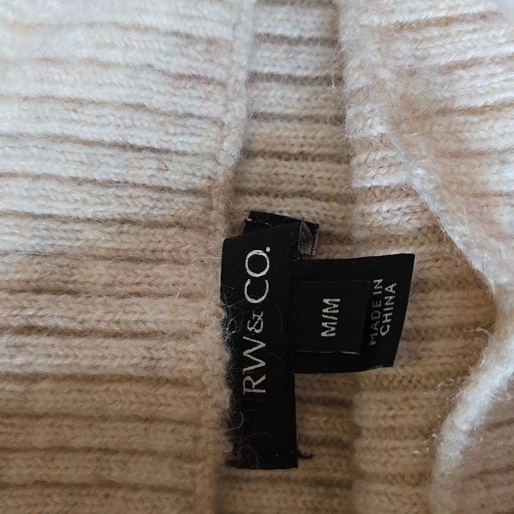 SOLD Sweater - Picture 4 of 4